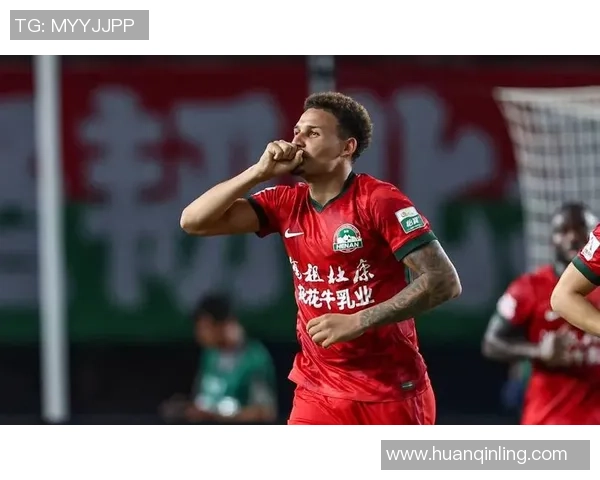 中超精彩对决曼联3-0战胜巴萨点球大战点燃全场热情与转会传闻