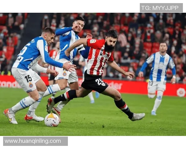 西甲激战：巴黎圣日耳曼与马竞握手言和争议判罚引发全场热议